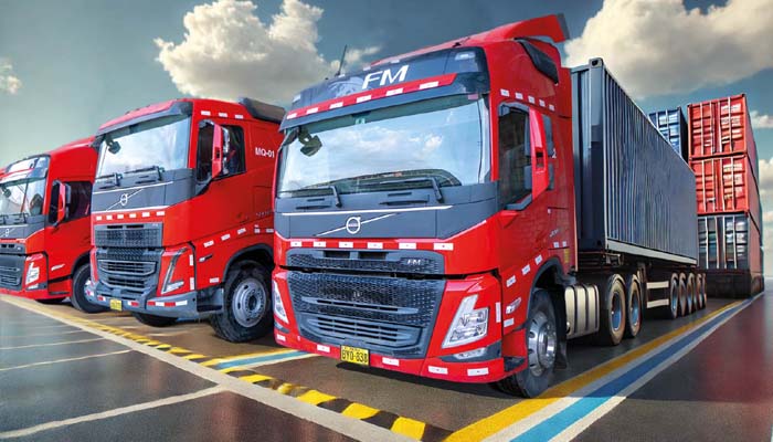 Camión de Maquinpe Group transportando contenedor en ruta peruana